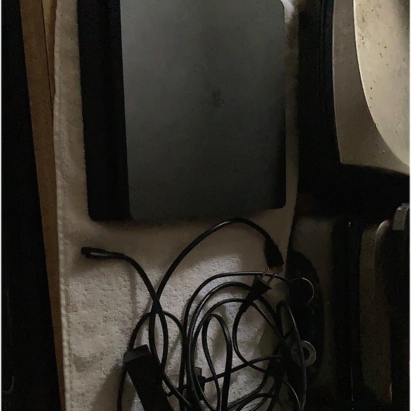 PS4 FOR 220Has ALL THE CORDS AND (PS CAMERA)
